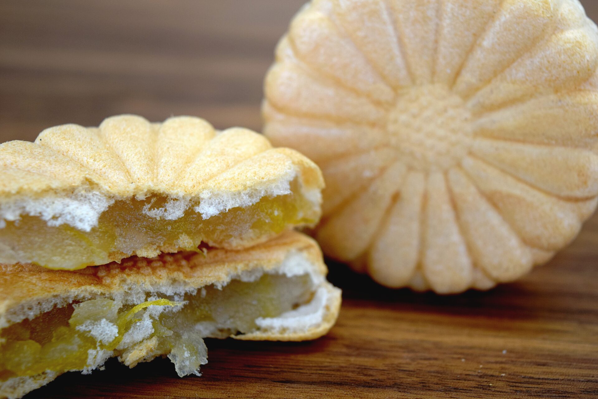 ん？和菓子の中に菊の花が！「八重乃菊」 | VISIT HACHINOHE | VISITは
