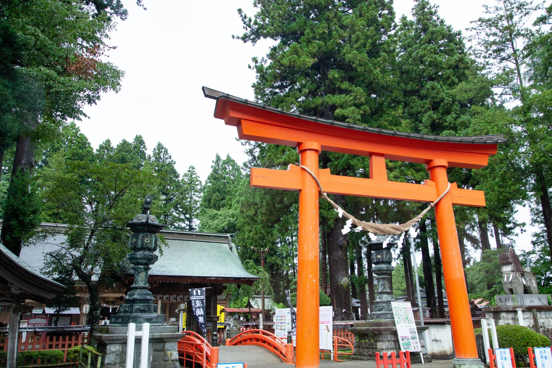 櫛引八幡宮の鳥居と橋と南門