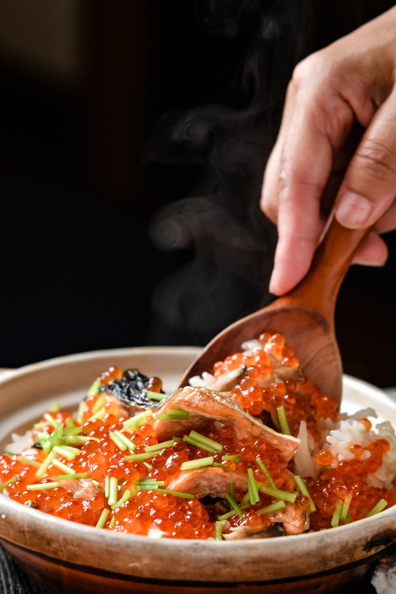 土鍋ごと運ばれる「鮭といくらの炊き込みご飯」。舞茸、炭火で香ばしく焼いた秋鮭とともに炊き上げる。鮭の旨味と風味、イクラの上品な味わいを堪能できます