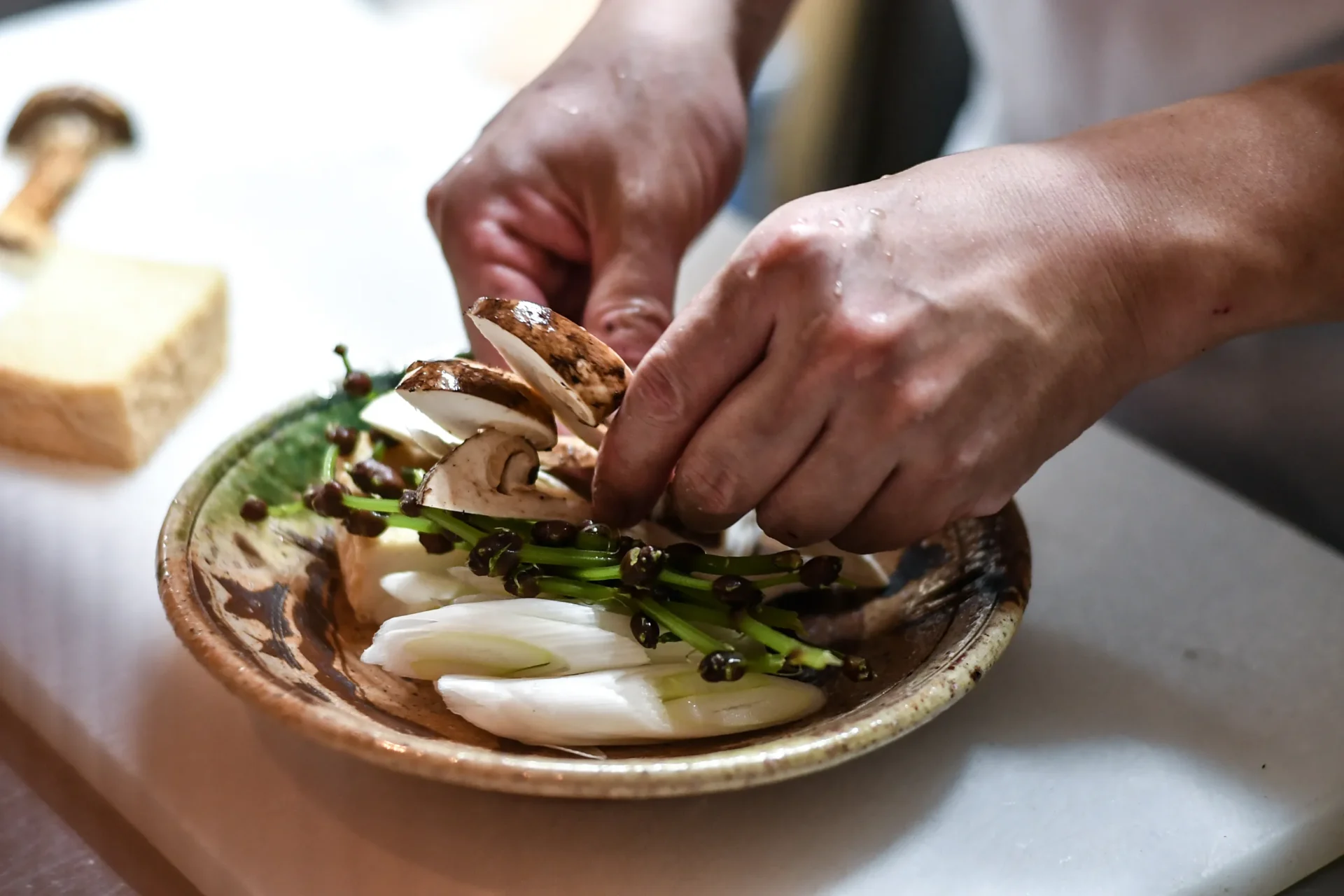 すき焼きの具材には岩手県北部の山形村産の松茸や、シャキシャキ感と独特の粘りがクセになる地物の山菜、ミズも