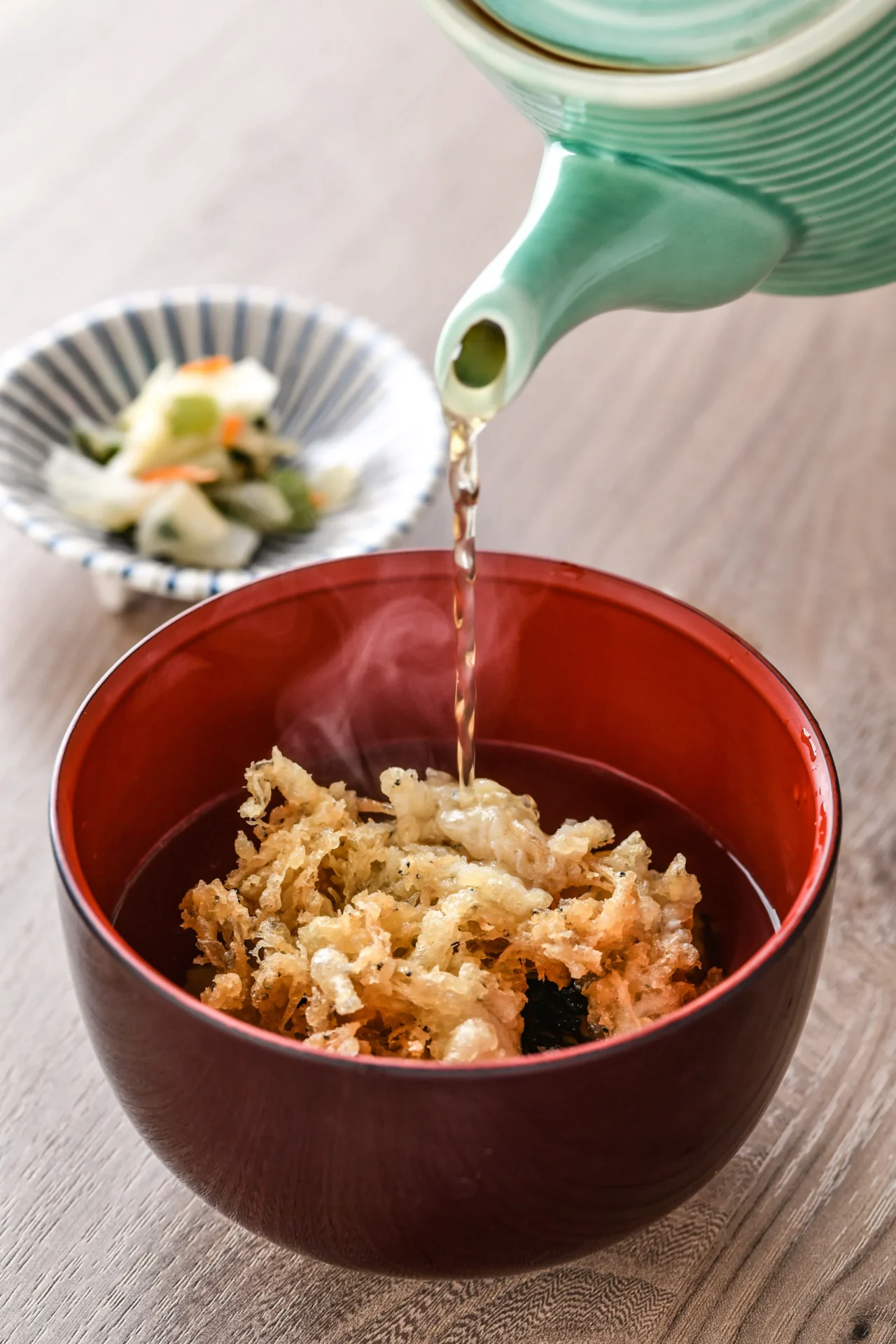 青森の小川原湖産シラウオのかき揚げの天茶漬け。シラウオの旨味と煎茶の香りが溶け合います。