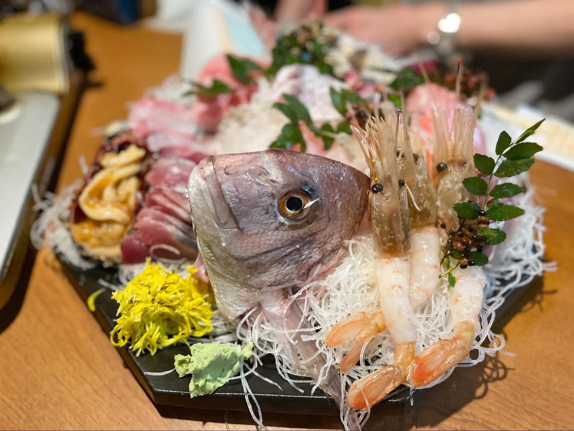 「章」の刺身の盛り合わせ。その日の仕入れ次第ですが、10種類以上が盛り合わせてあることもザラ。