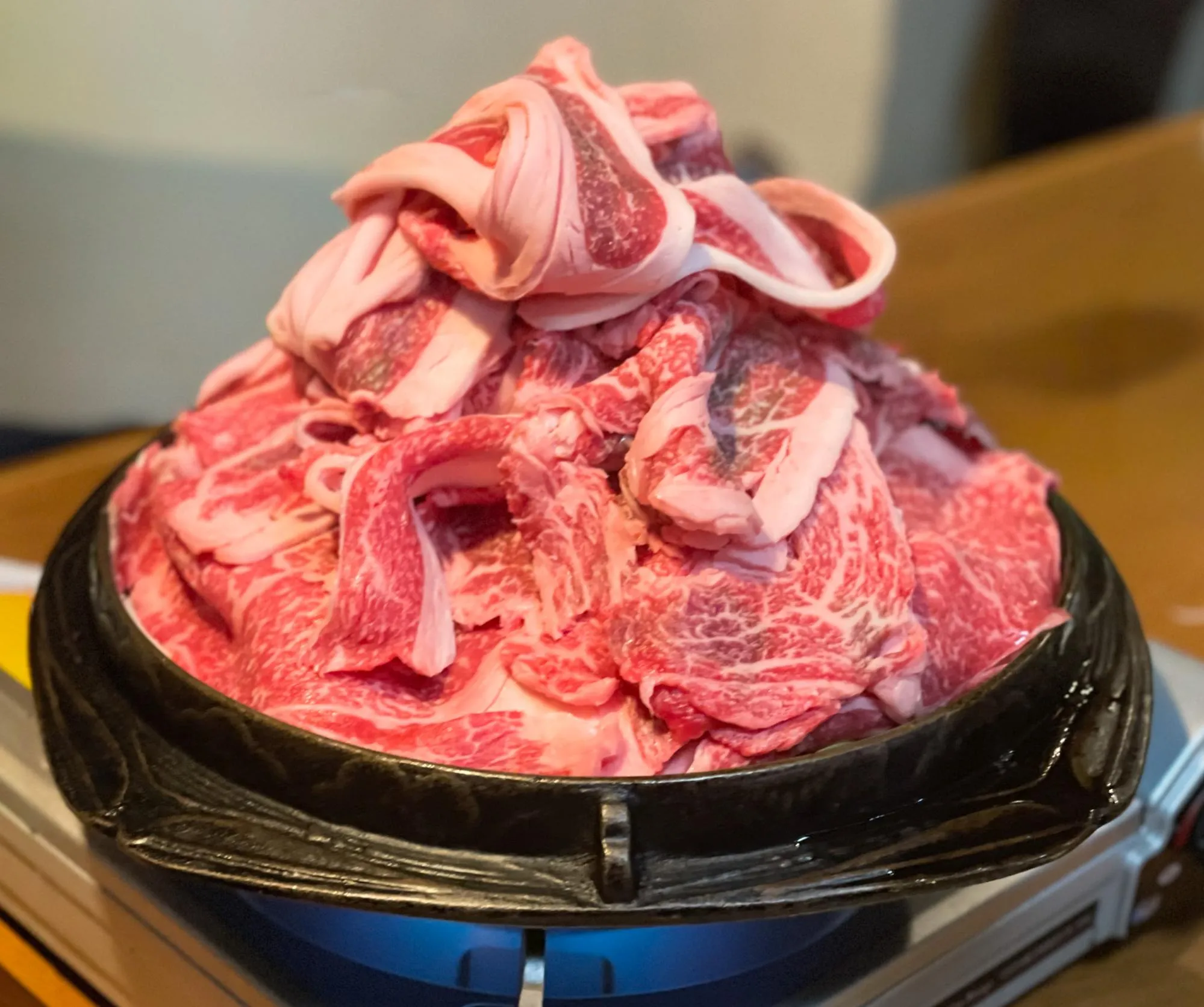 「章」の、五戸町のブランド黒毛和牛「倉石牛」がたっぷり入った「あきら風すき焼き」。