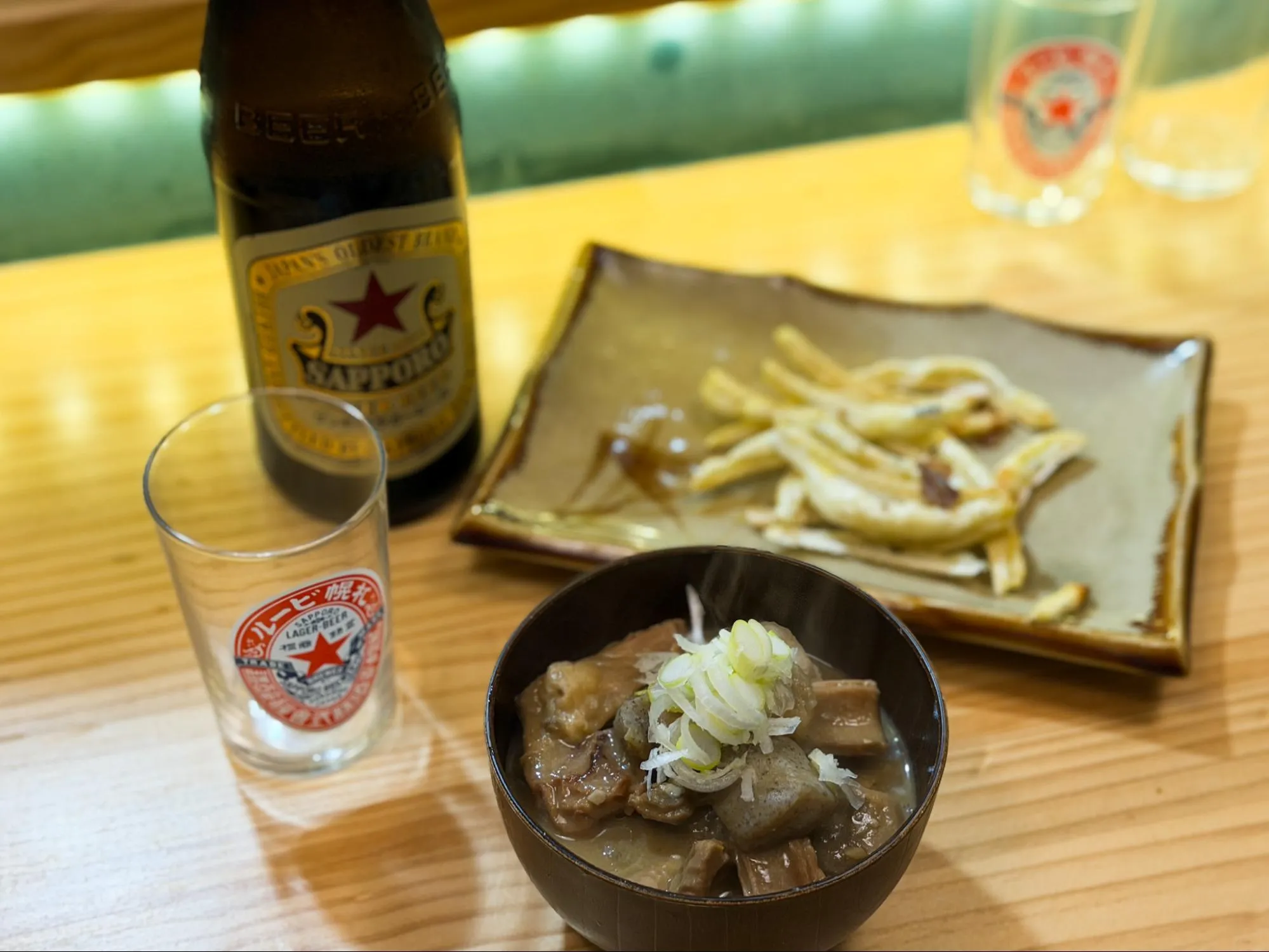 「あまちゃっこ」の「馬もつ煮」660円、せんべいのみみのバター炒め「みみバター」330円、「赤星」600円