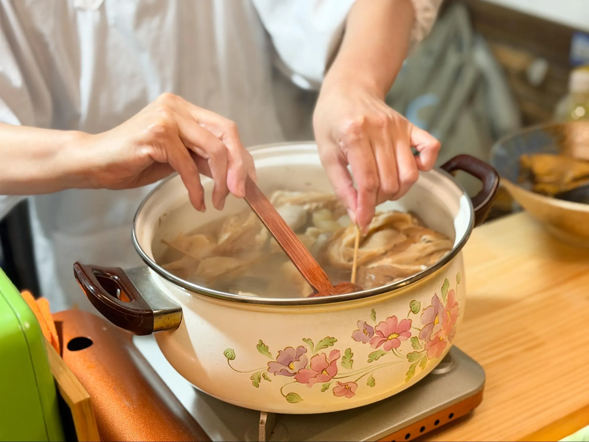 「あまちゃっこ」のおでんは一皿660円。大根やこんにゃく、ちくわなどの定番から、高野豆腐や車麩など、その日によって少しずつ構成が変わります。