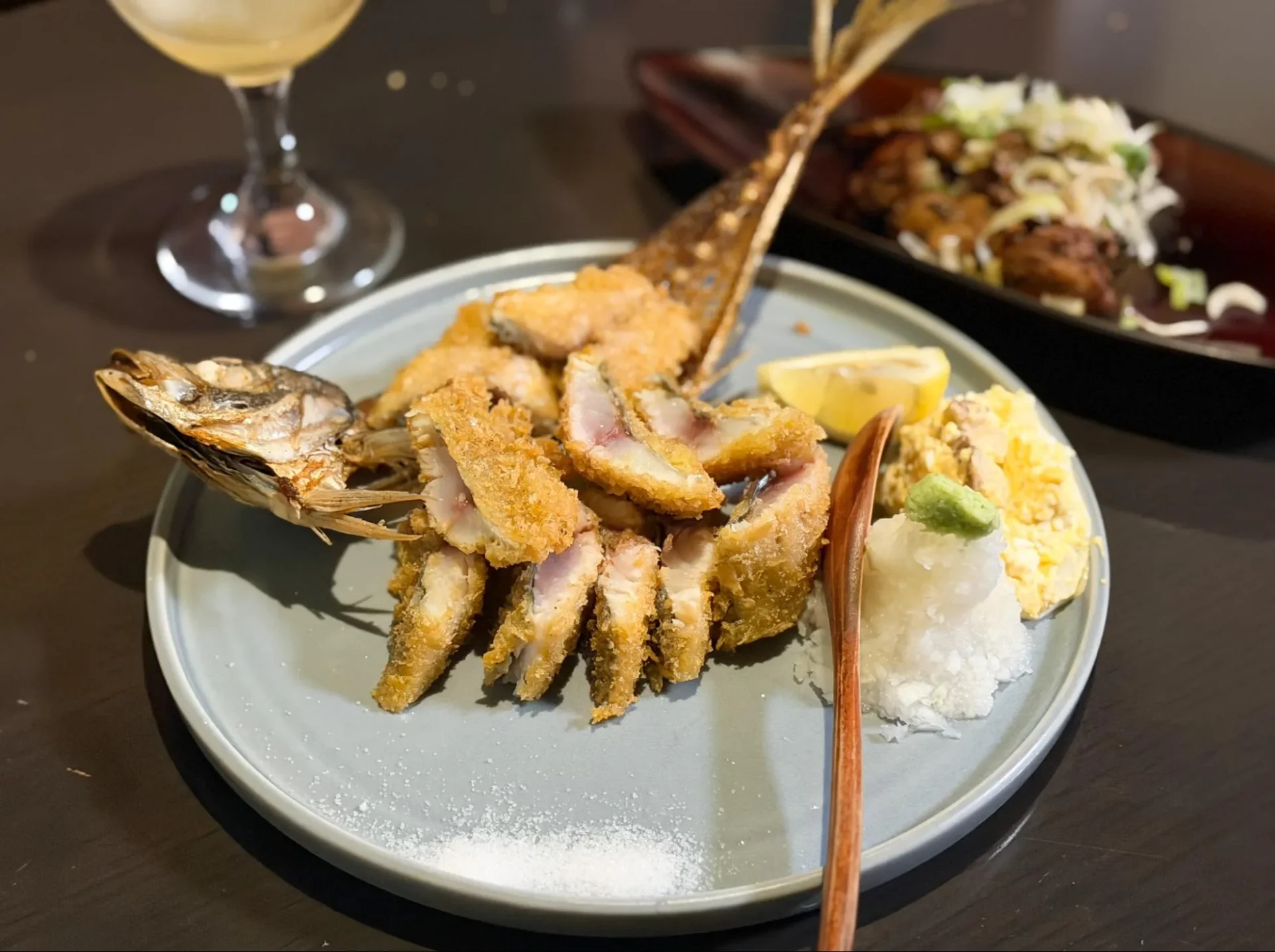 「暖だん」の「アジフライ」1,300円。レアに揚げられたフライは、塩やレモン、大根おろし、タルタルから好きなものを添えて。骨もパリパリに揚げられ、骨せんべいのように食べられます。