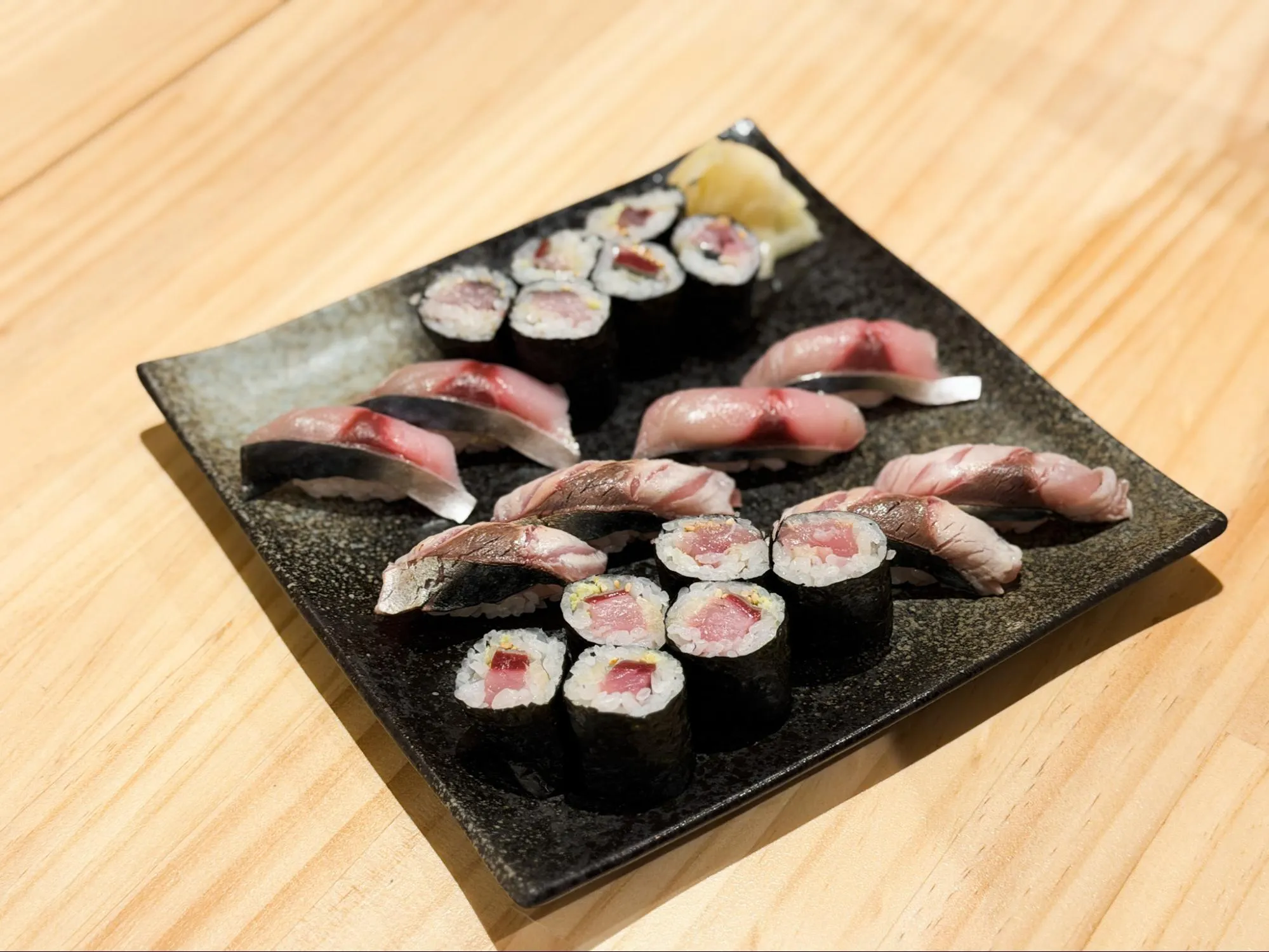 「旨味処わらじ」では、サバを握りや炙り、巻き寿司で楽しめる。1巻から頼めるのも嬉しい！