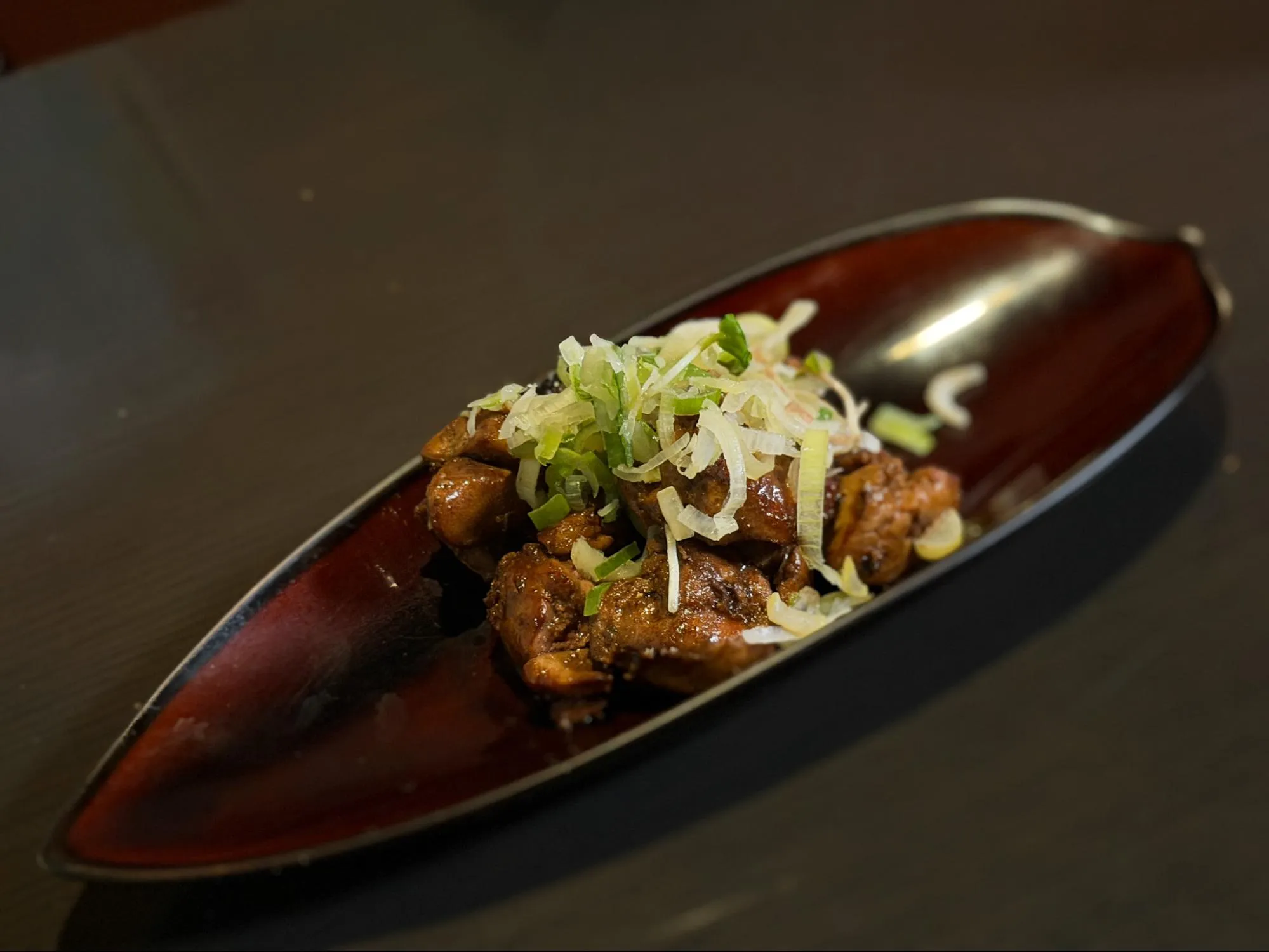 「暖だん」の、クリーミーな白レバーに、風味豊かな山椒とネギやミョウガがアクセントになった「白レバー山椒炒め」700円。