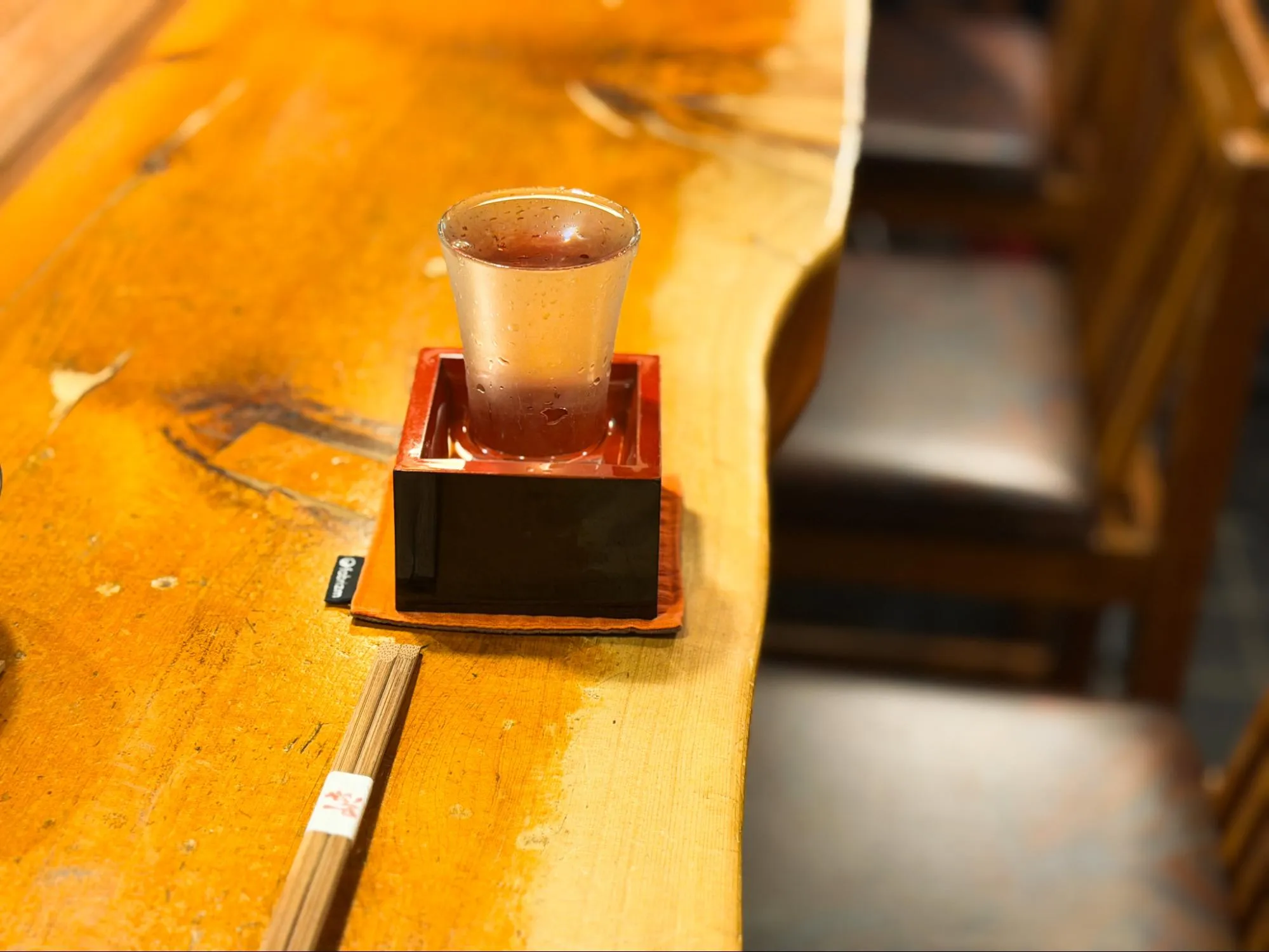 「山き」の木目の美しいカウンターには日本酒が似合います。