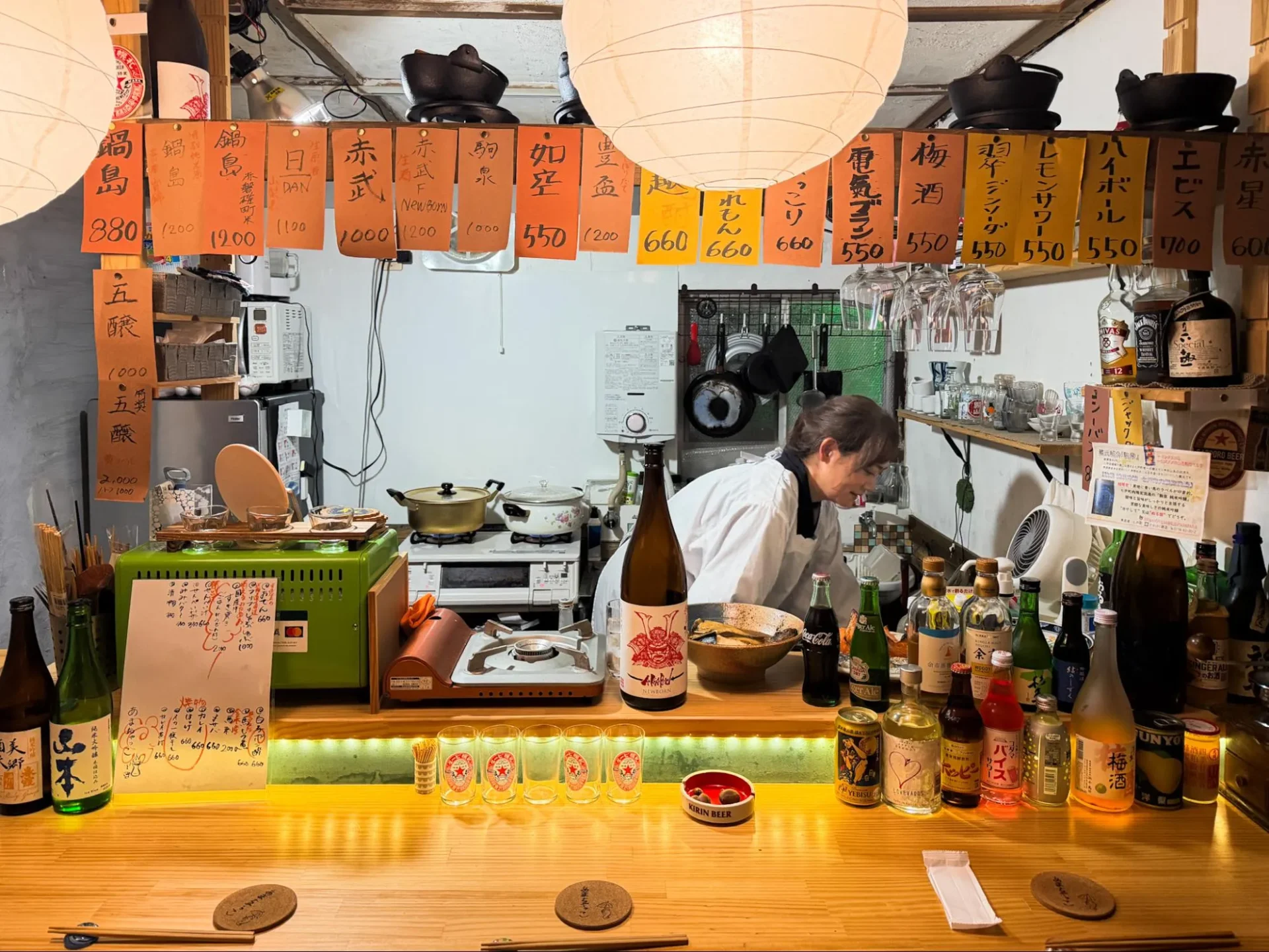 青森県八戸市のハーモニカ横丁にある「あまちゃっこ」の入口。