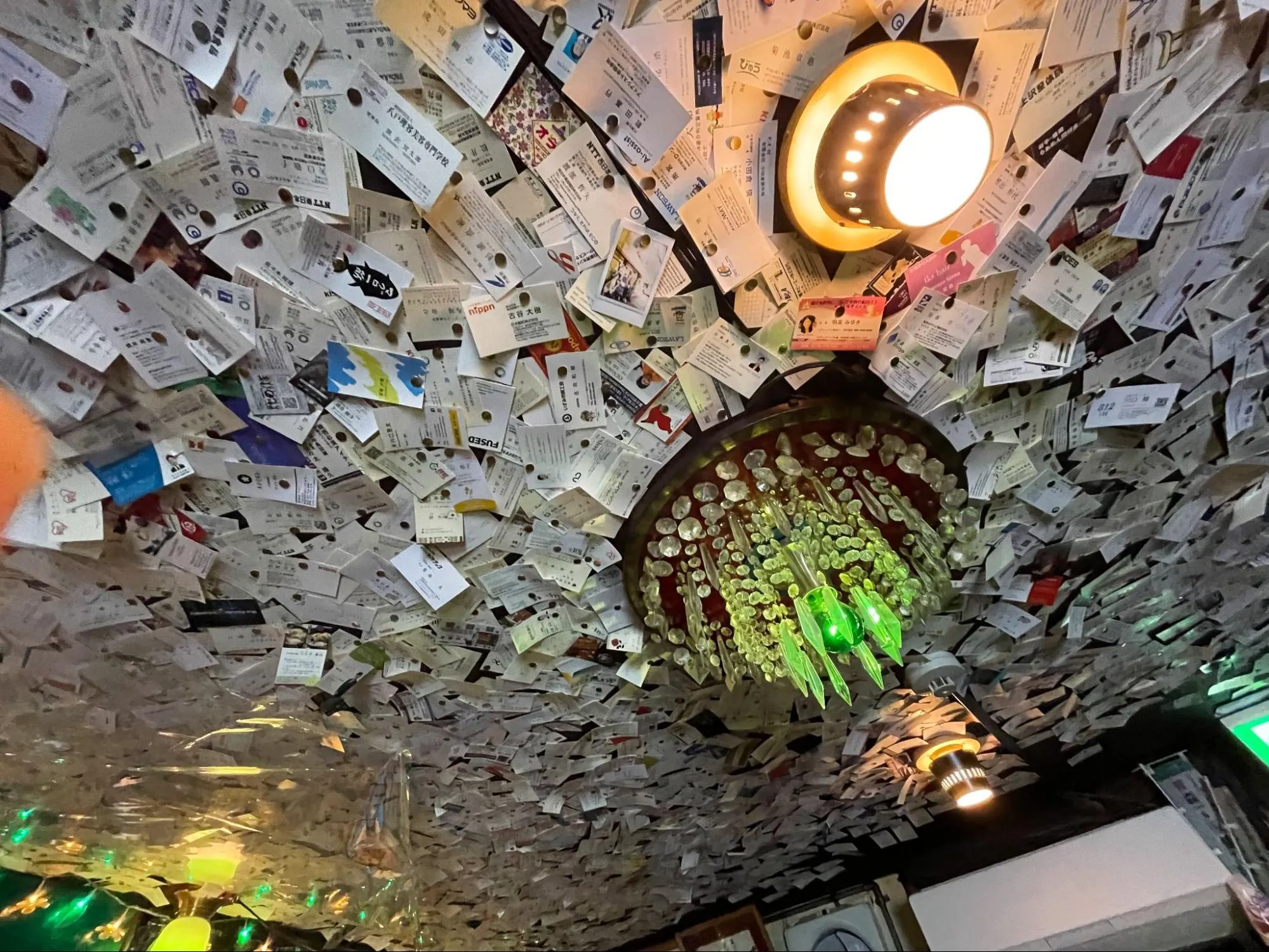 「洋酒喫茶 プリンス」の天井いっぱいに名刺が貼られ、迫力のある店内