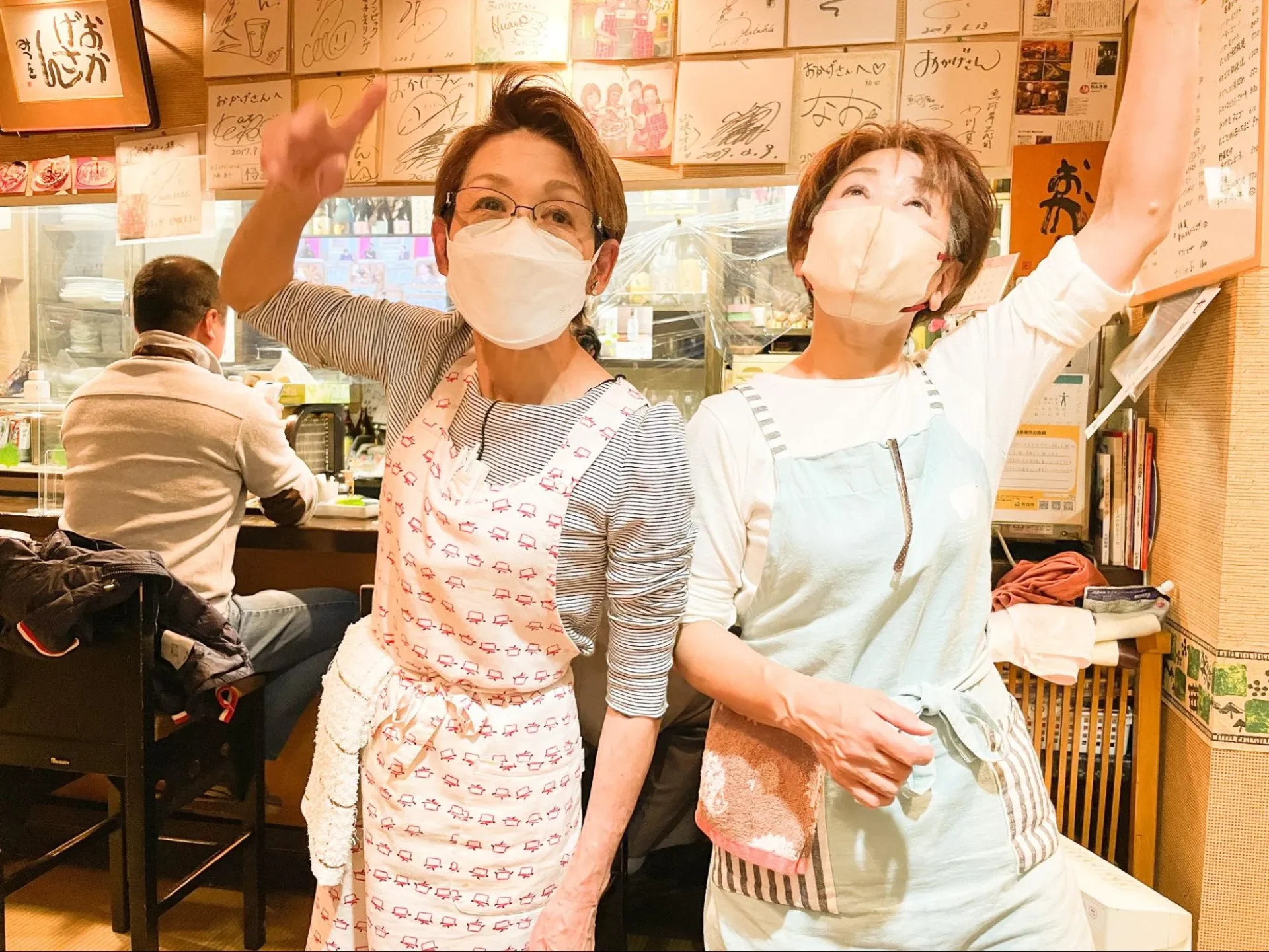 青森県八戸市のロー丁れんさ街にある「おかげさん」の名物姉妹