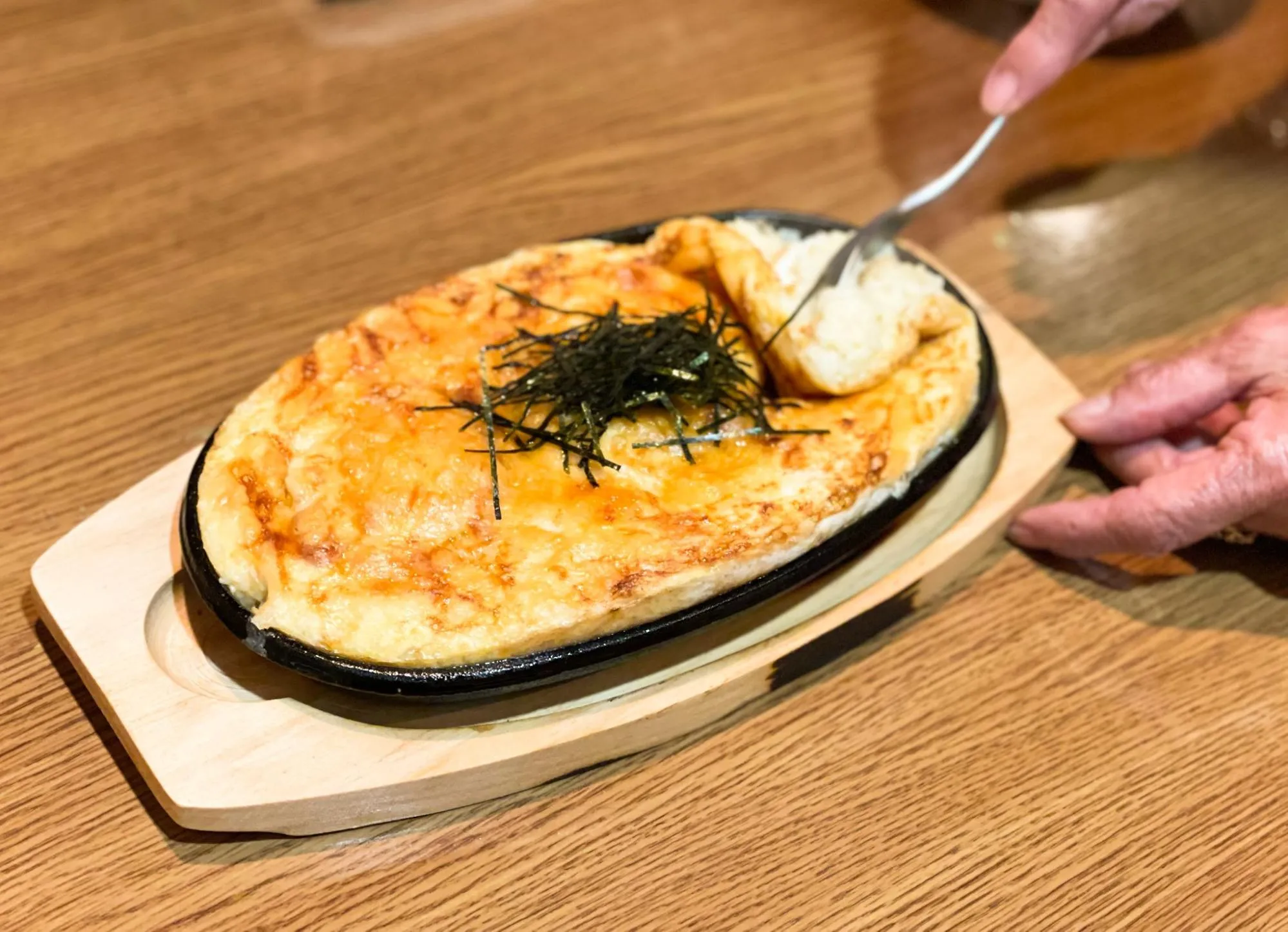 「おかげさん」のトロトロとうふステーキ。温かいうちにスプーンでよくかき混ぜて食べるのがおすすめ