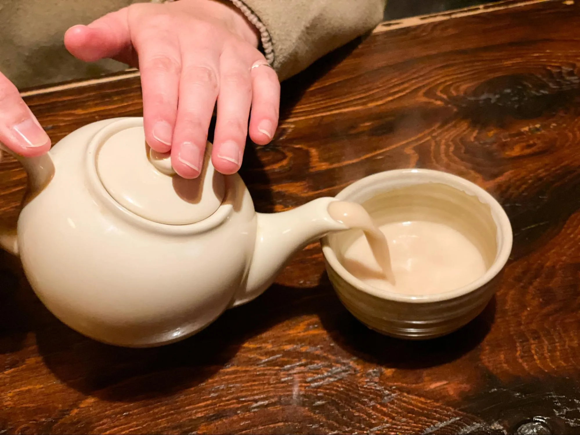 「アジア酒場 チャクラ」の「ネパールマサラミルクティー」