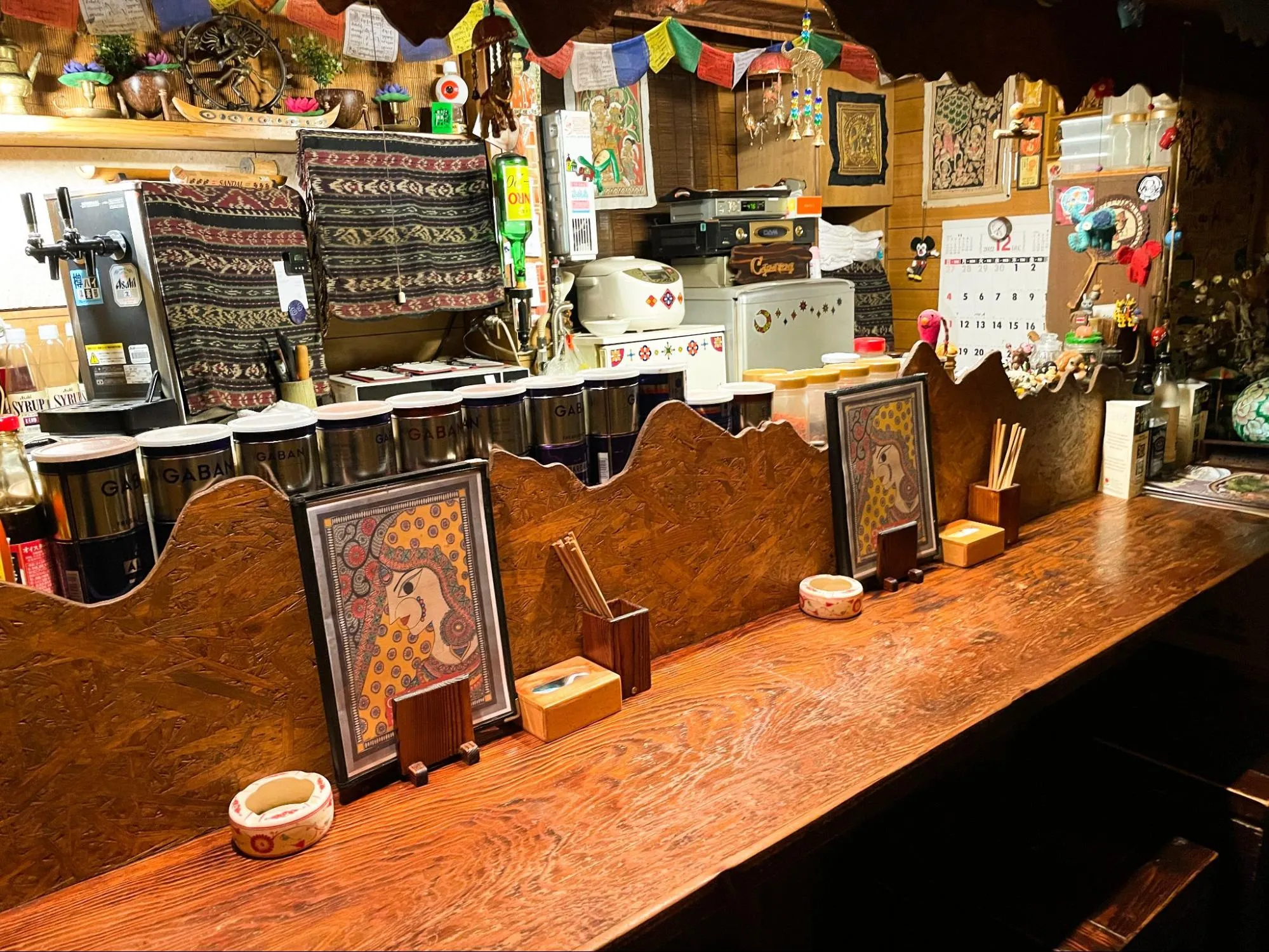 カウンターや小上がり席にあるウェーブは、ヒマラヤ山脈。実際のシルエットを大工さんに見せて造作してもらったそう