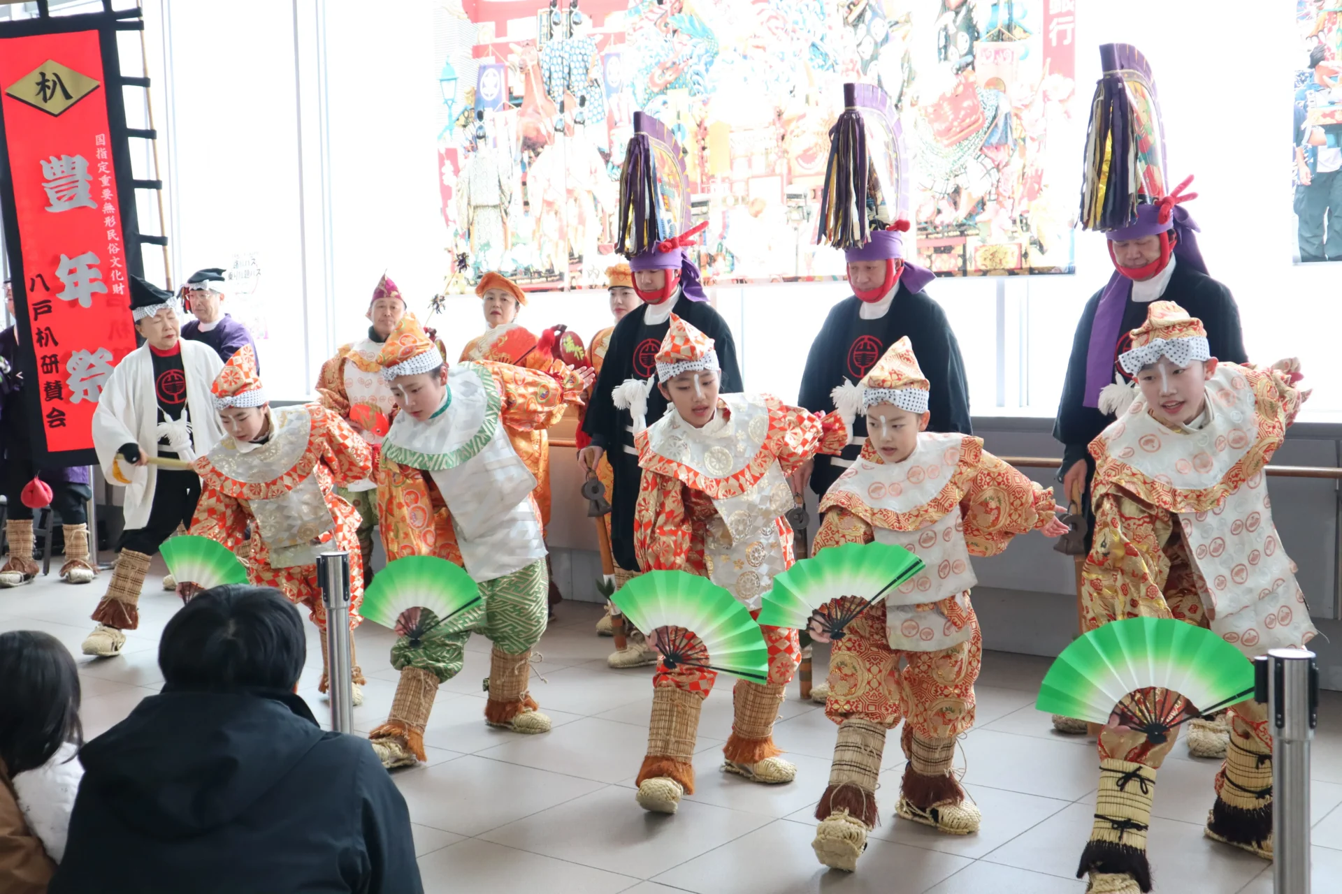 2026年1月10日の八戸駅でのえんぶり披露の様子